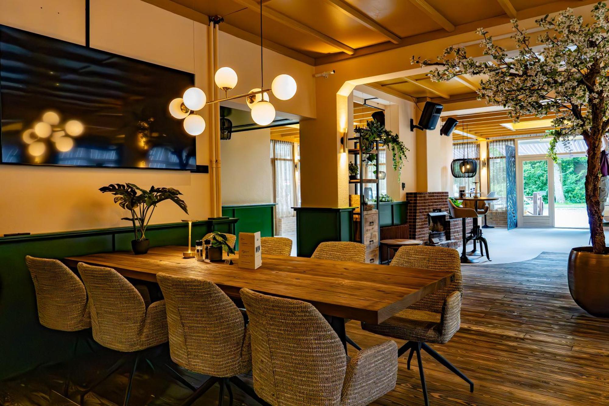And Restaurant Saaze
